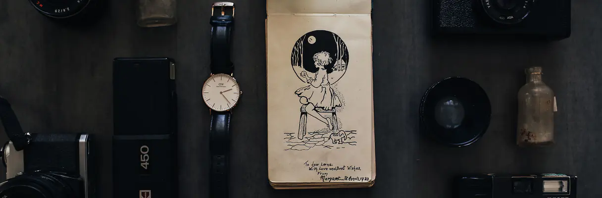 Appareils photo argentiques, objectifs, montre et carnet illustré ancien